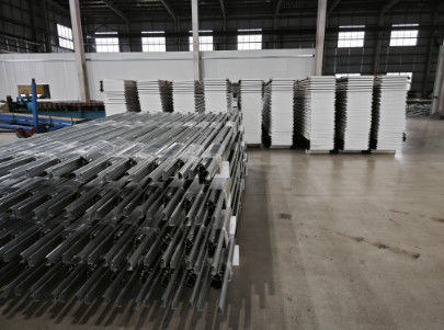 Cửa công nghiệp khu vực kho với đường ray galvanized