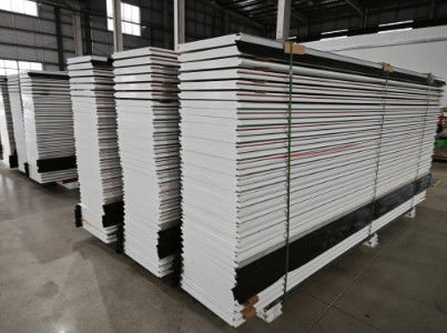 Cửa công nghiệp khu vực kho với đường ray galvanized