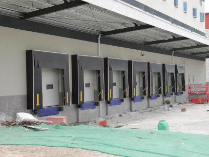 Vải PVC màu đen công nghiệp có thể kéo lại Dock Shelter chống trầy xước mặt trước