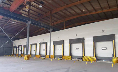 Cửa phân khúc cách ly có thể được nối với nền tảng tải và thả