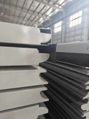 Cửa nhà để xe khu vực với các tùy chọn cửa sổ khác nhau cho ánh sáng ban ngày và tầm nhìn