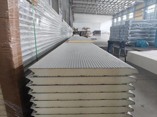Cửa nhà để xe khu vực với hệ thống cân bằng mùa xuân để vận hành bằng tay dễ dàng