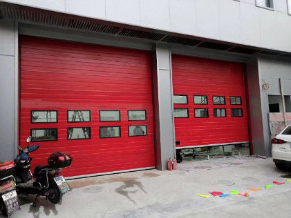 Cửa nhà để xe khu vực với hệ thống cân bằng mùa xuân để vận hành bằng tay dễ dàng