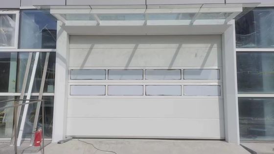 Cửa nhà để xe khu vực với hệ thống cân bằng mùa xuân để vận hành bằng tay dễ dàng