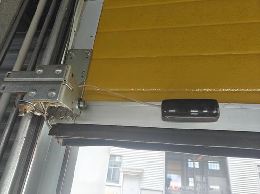 Cửa nhà để xe khu vực với thiết bị an toàn dưới cùng để phát hiện trở ngại