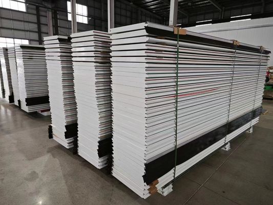 Cửa nhà để xe khu vực với thiết bị an toàn dưới cùng để phát hiện trở ngại