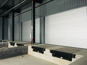 Công suất nặng Hydraulic Dock Leveler Warehouse Loading Bays Điều khiển tự động